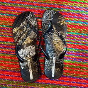 Ipanema anatomic lapa flip flops, Black with gold leafs, US 8